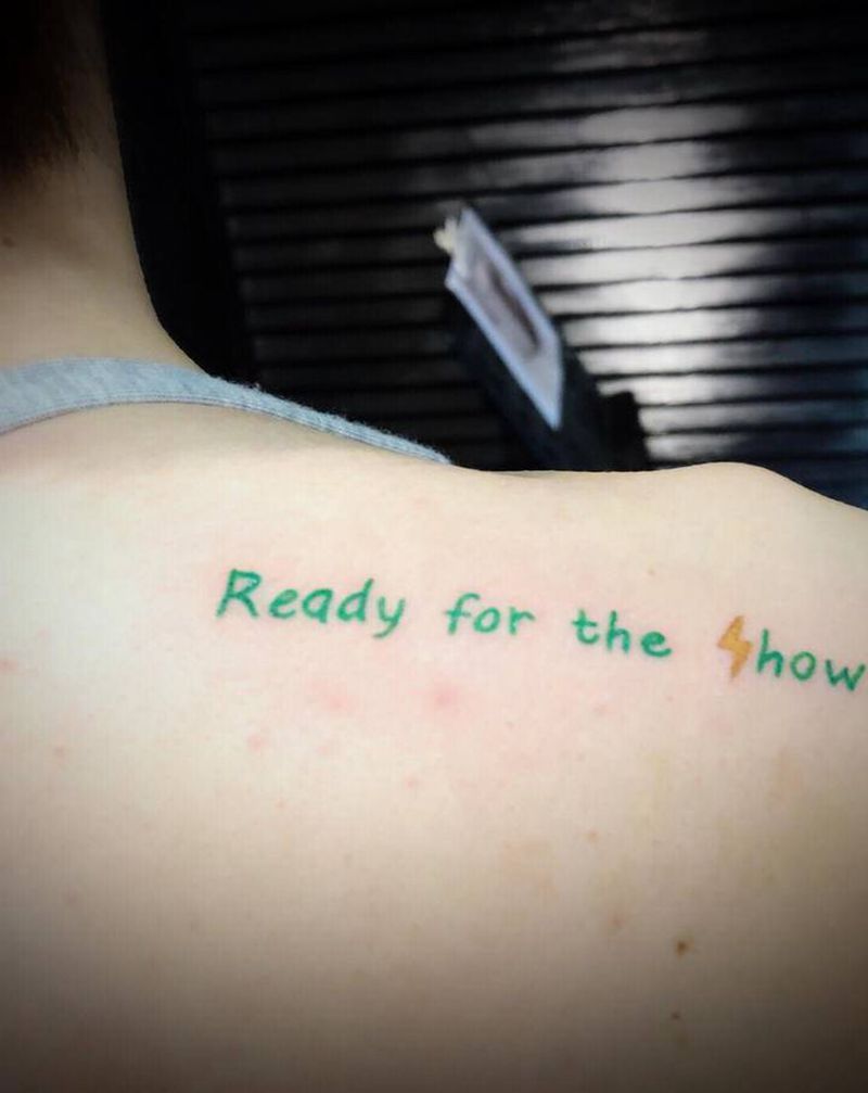 涂鸦纹身图片_背部肩部花体字纹身图案