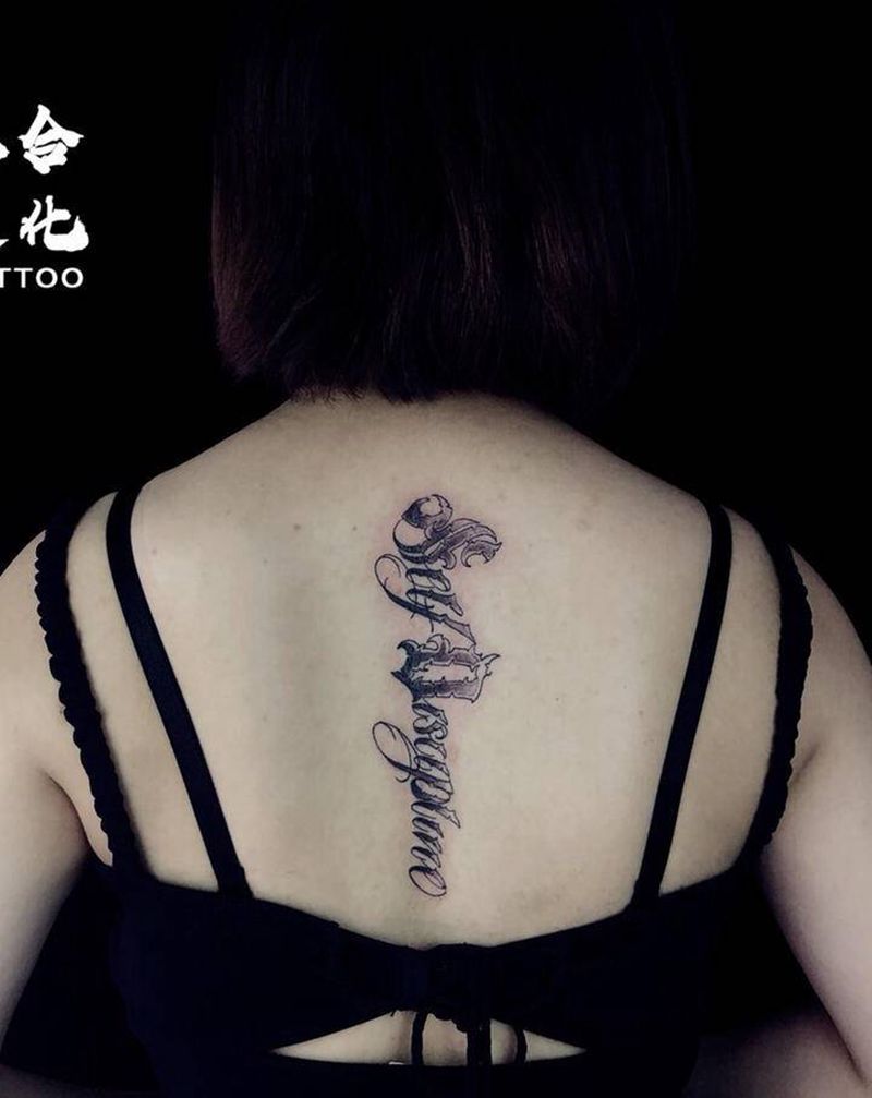 花体字纹身图片_背部花体字纹身图案