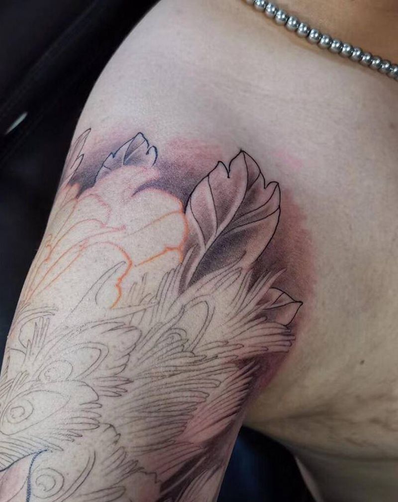孔雀牡丹花臂2纹身图片_手臂新传统孔雀牡丹纹身图案