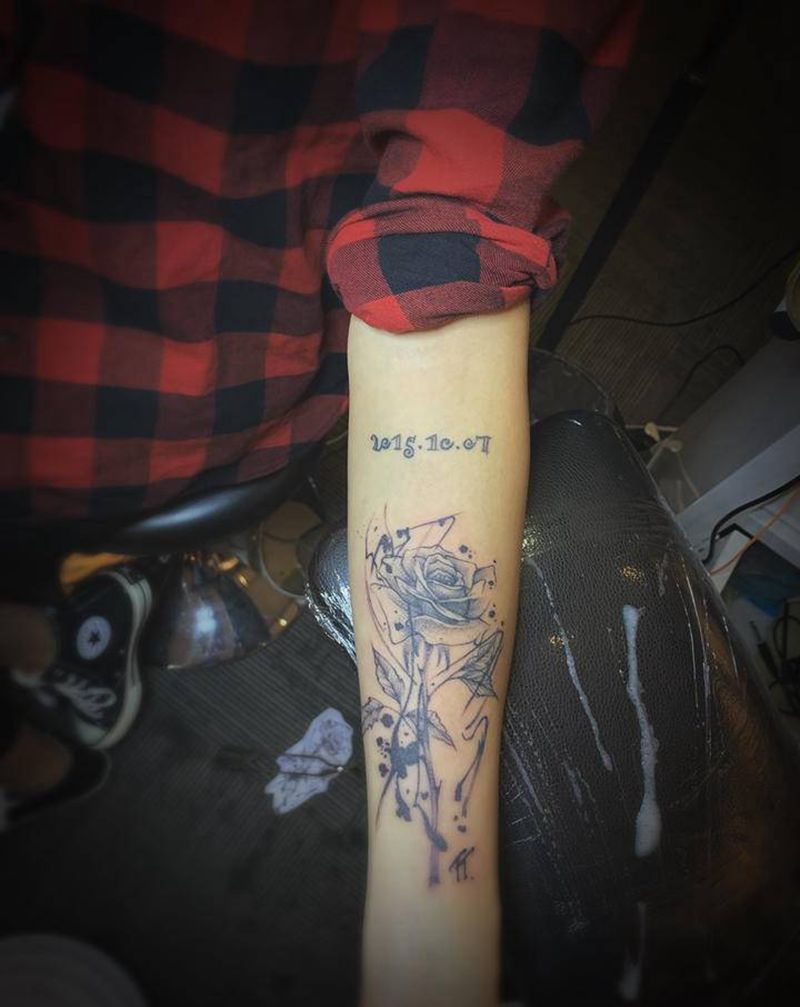 黑灰玫瑰纹身图片_手臂水墨纹身图案