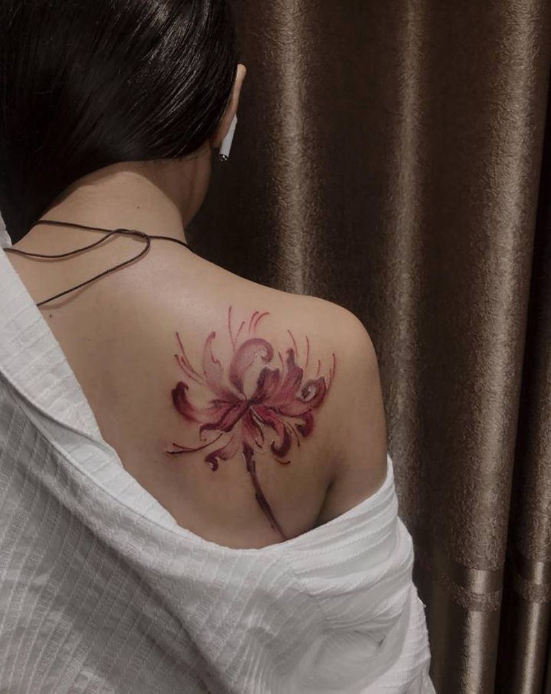 彼岸花纹身图片_肩部水彩纹身图案