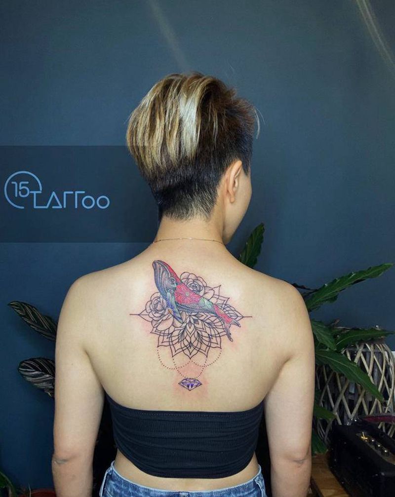 鲸纹身图片_背部纹身图案