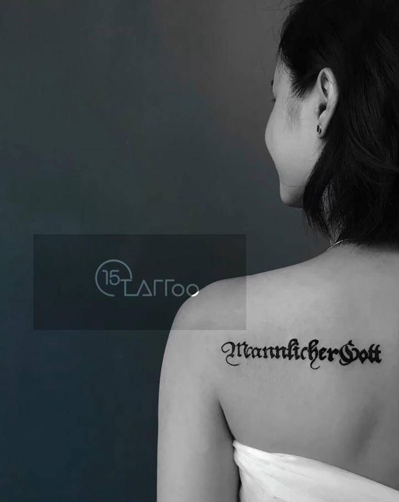 近日小图纹身图片_肩部背部字母纹身图案