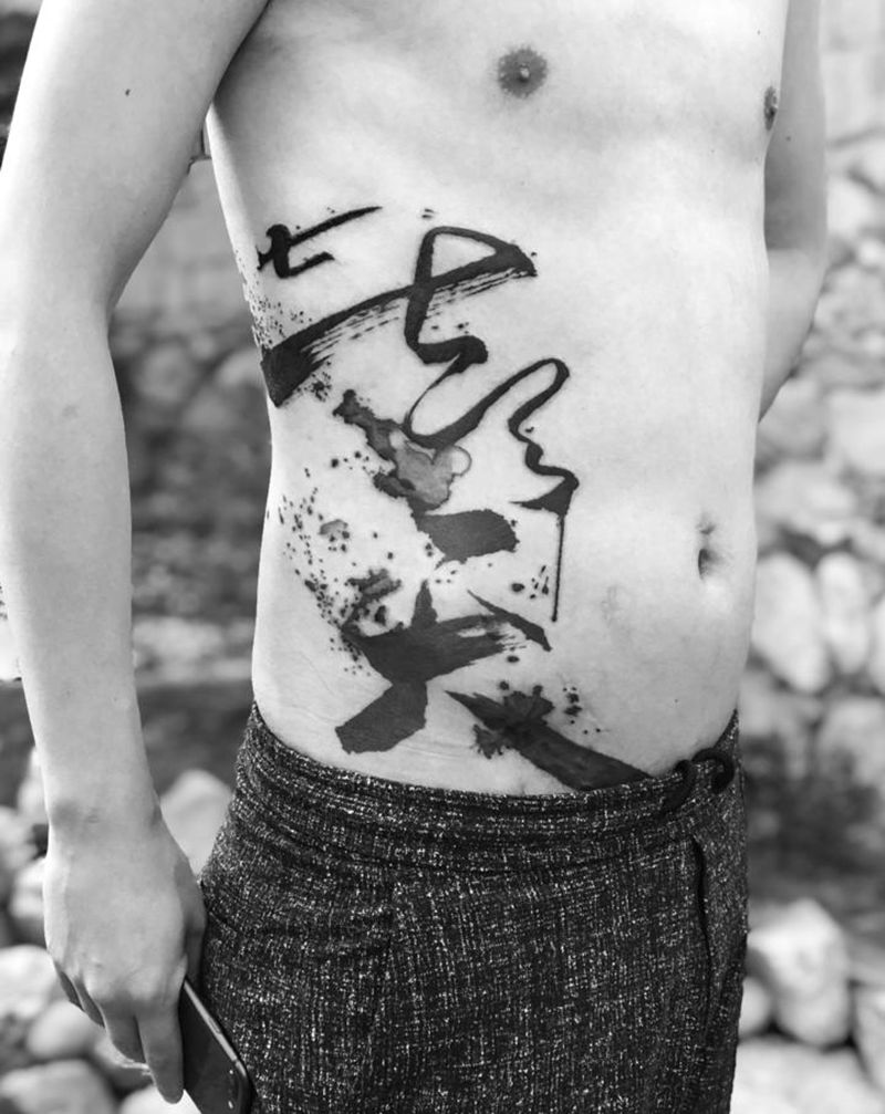 水墨书法纹身图片_腹部水墨纹身图案