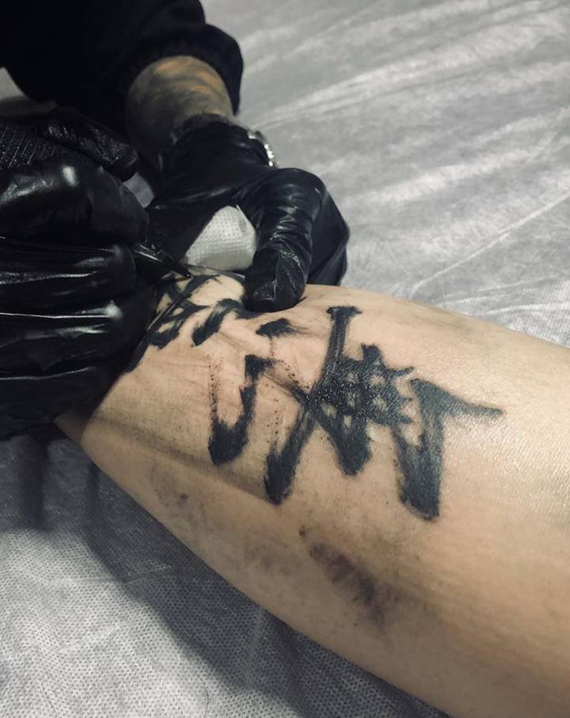 无悔纹身图片_腿部水墨纹身图案