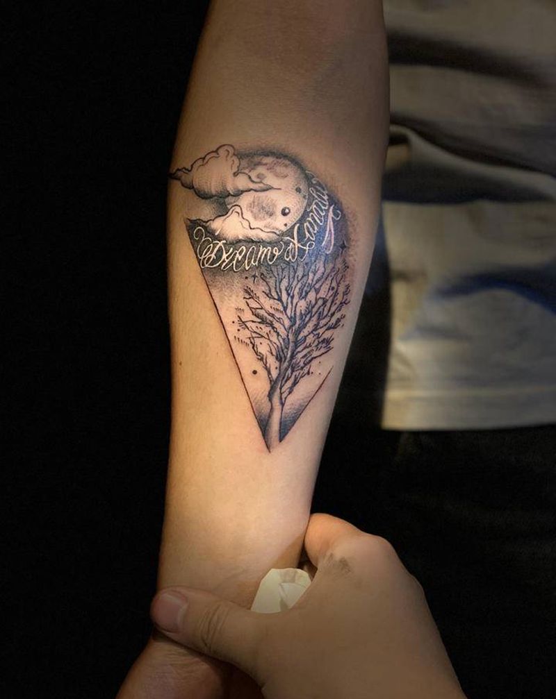月亮树纹身图片_手部点刺纹身图案