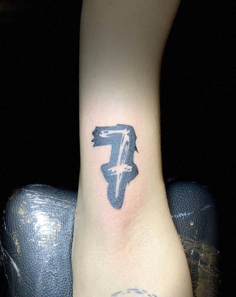 蝴蝶 7纹身图片_手部花体字点刺纹身图案