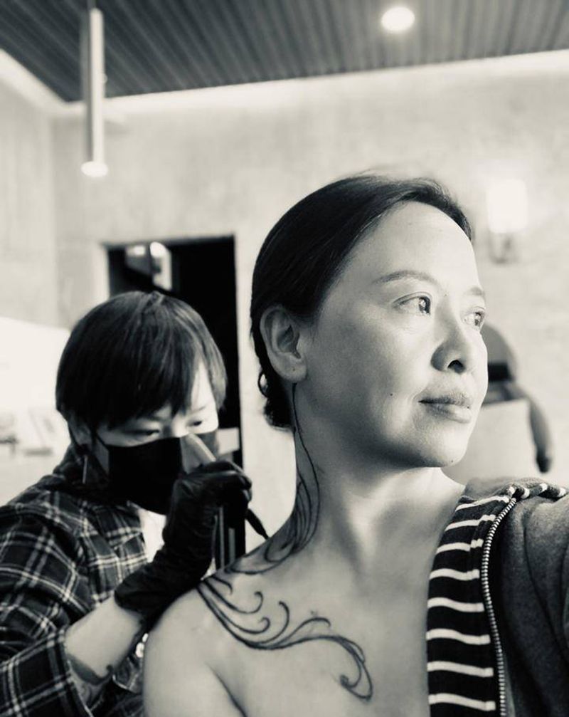 云里雾鱼纹身图片_颈部肩部水彩水墨纹身图案