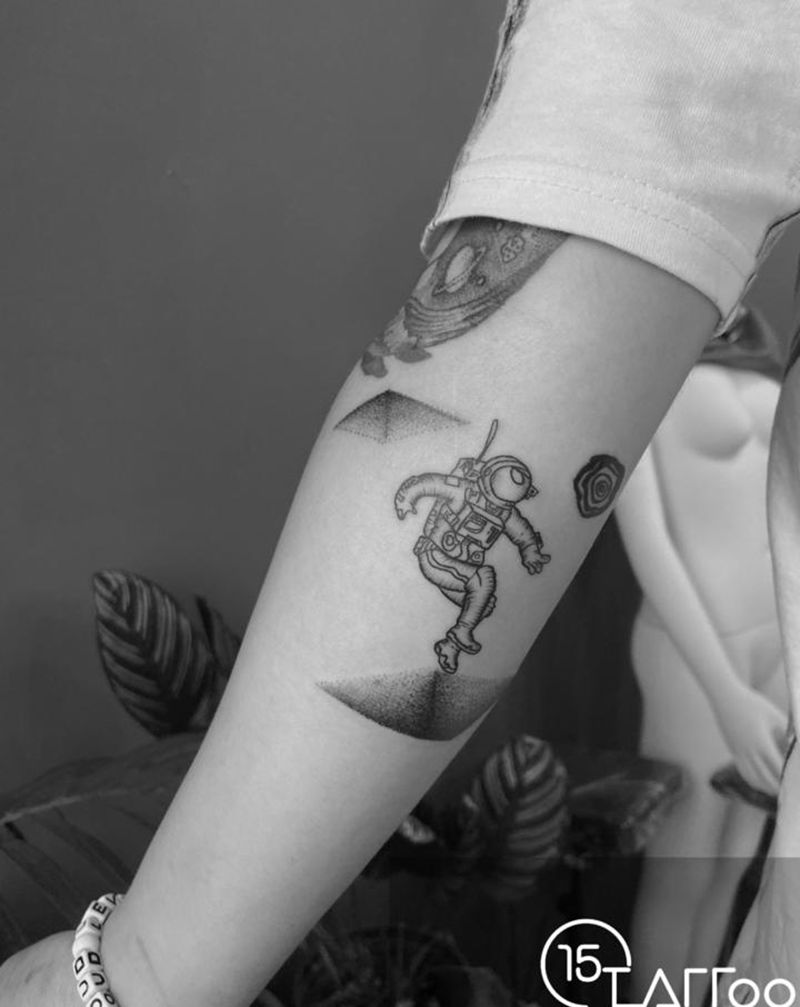 太空旅客纹身图片_手臂纹身图案