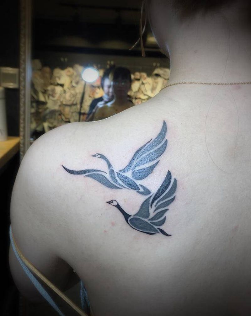 大雁纹身图片_背部肩部图腾纹身图案