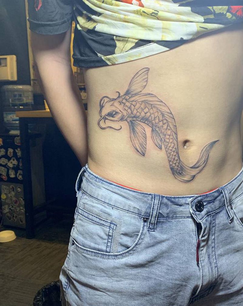 一条鱼纹身图片_腹部纹身图案