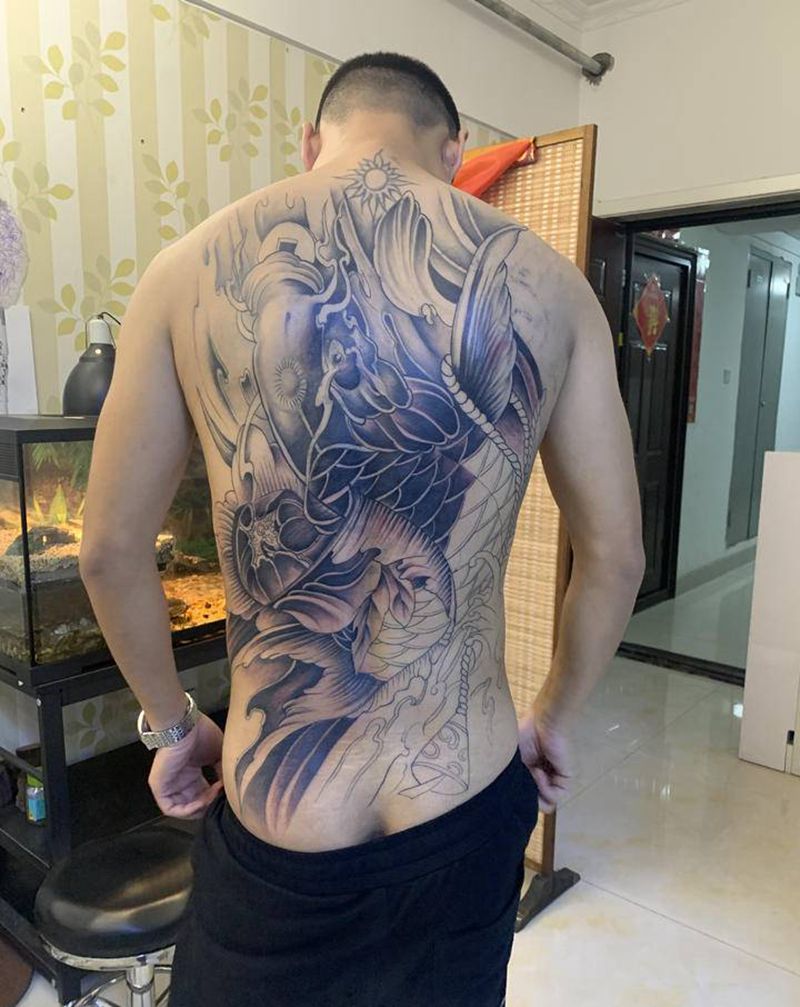 锦鲤纹身图片_背部新传统纹身图案