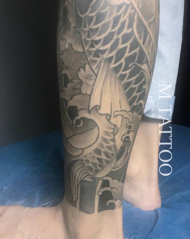 包小腿鲤鱼纹身图片_腿部老传统新传统鲤鱼大理纹身图案