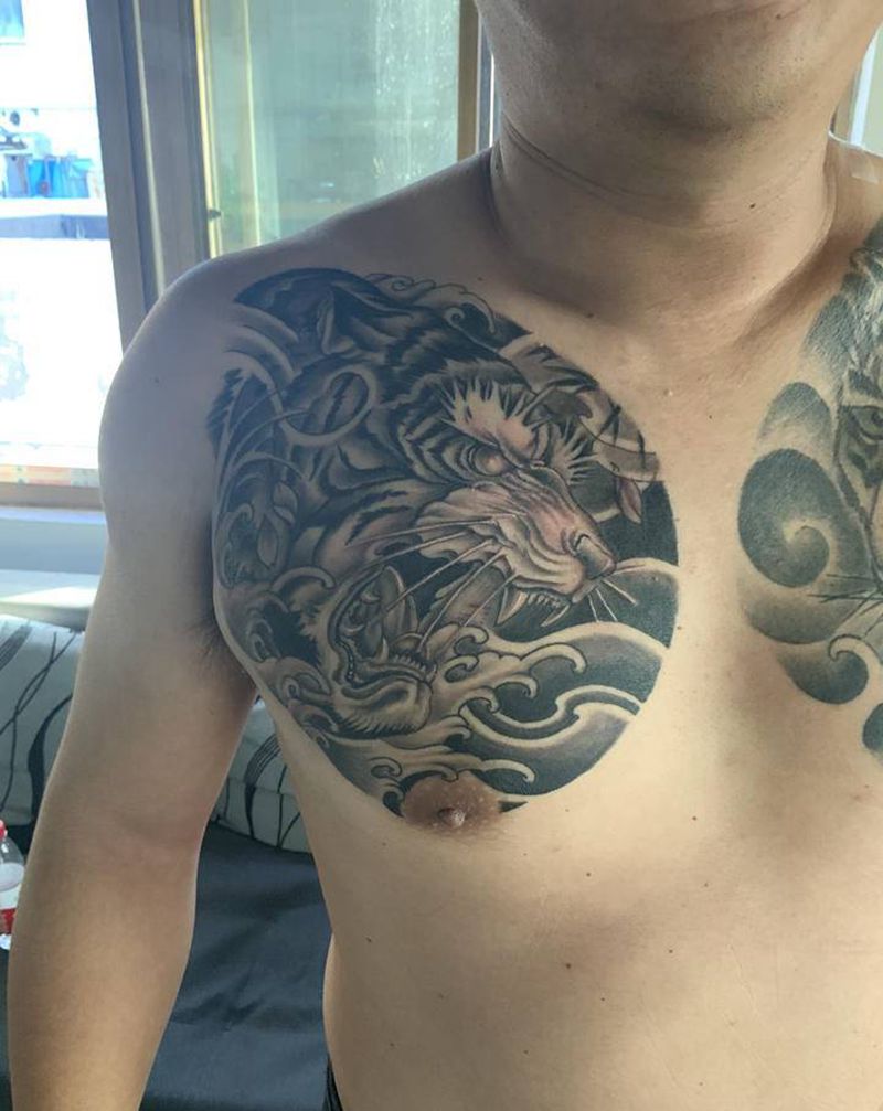 老虎纹身图片_胸部新传统欧美写实纹身图案