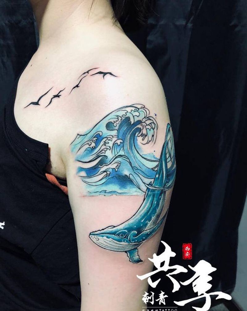 浪花鲸鱼纹身图片_臀部纹身图案