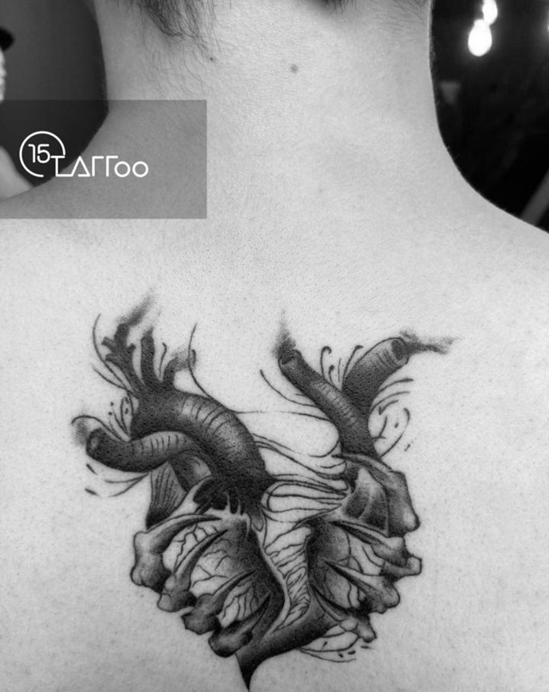 A torn heart纹身图片_背部纹身图案