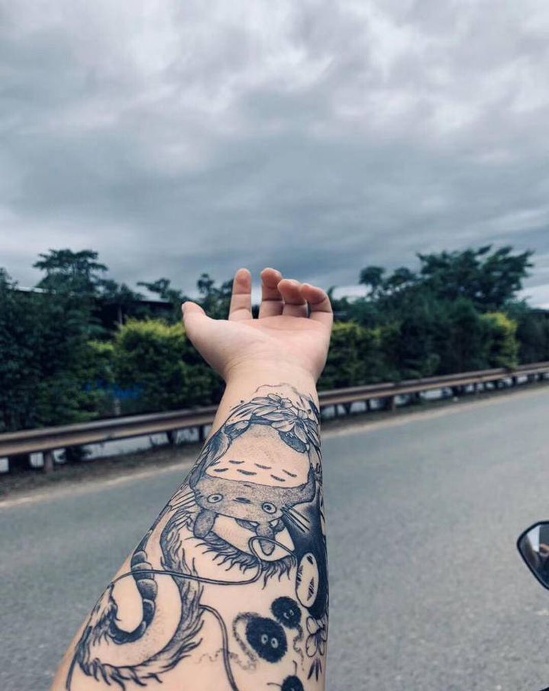 龙猫纹身图片_手臂点刺卡通纹身图案