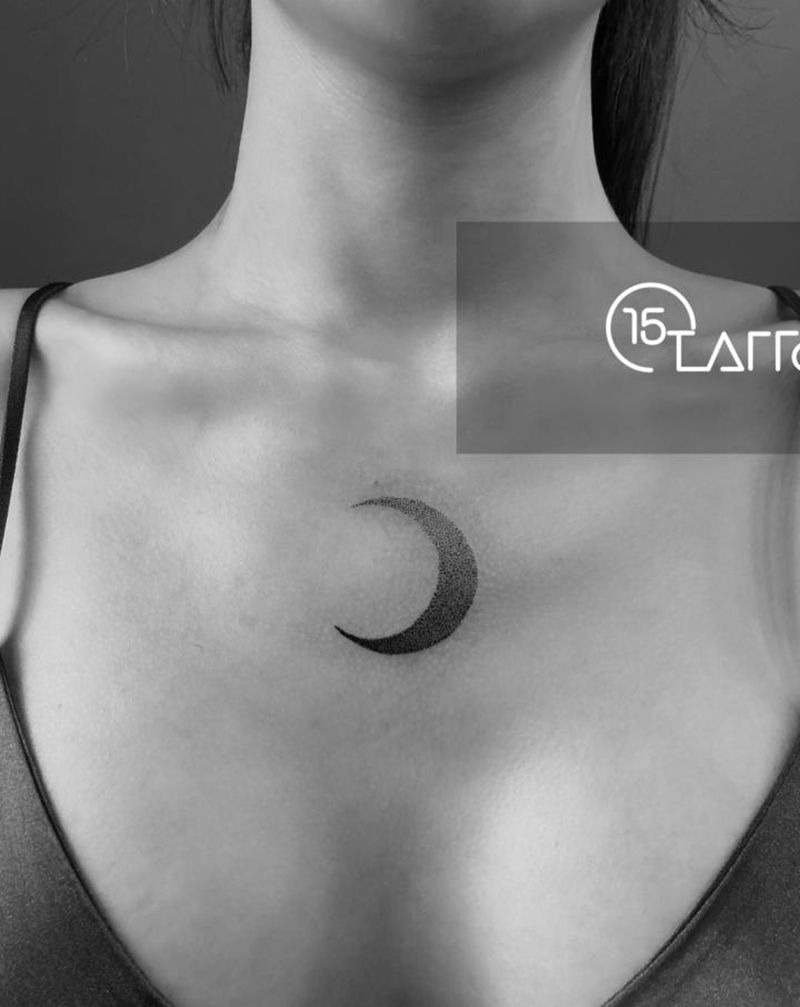 月纹身图片_胸部点刺纹身图案