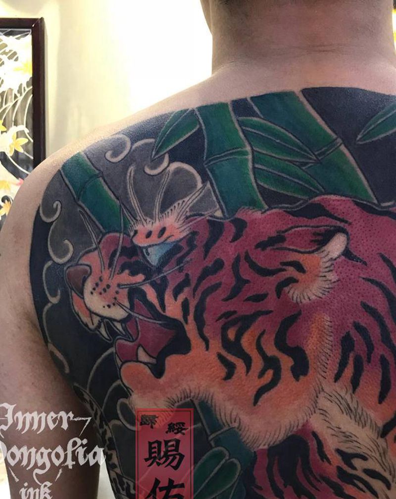 虎纹身图片_背部老传统老虎 竹子纹身图案