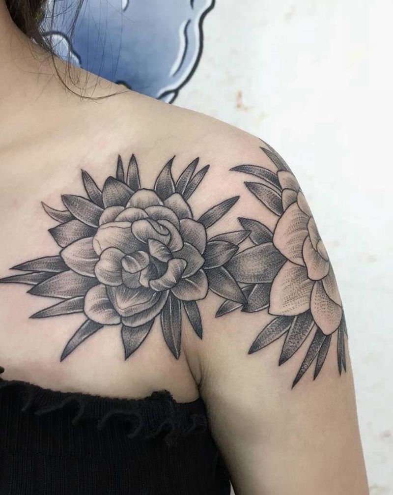 肩膀素花纹身图片_肩部点刺花 草纹身图案