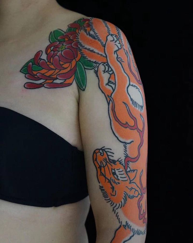 九尾狐纹身图片_手臂老传统狐狸 菊花纹身图案