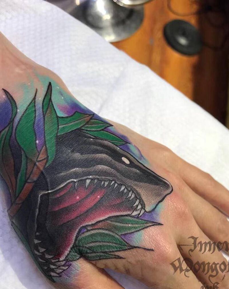 黑鲨纹身图片_手部New School海洋 鲨鱼纹身图案