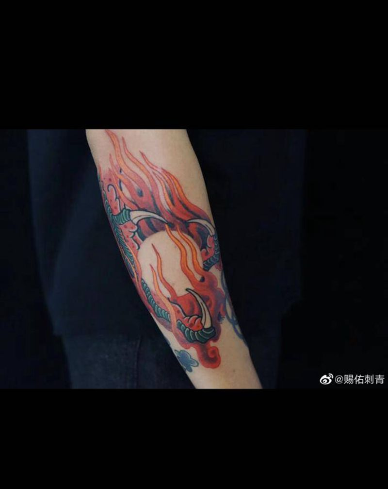 龙爪纹身图片_手臂老传统龙爪 火纹身图案