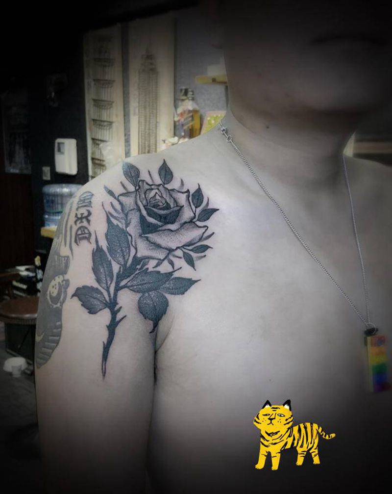 玫瑰纹身图片_肩部点刺纹身图案