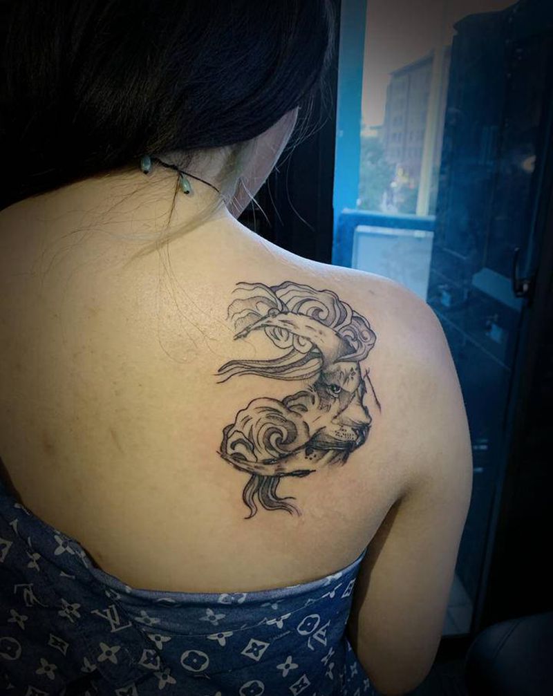 月亮狮纹身图片_肩部点刺纹身图案