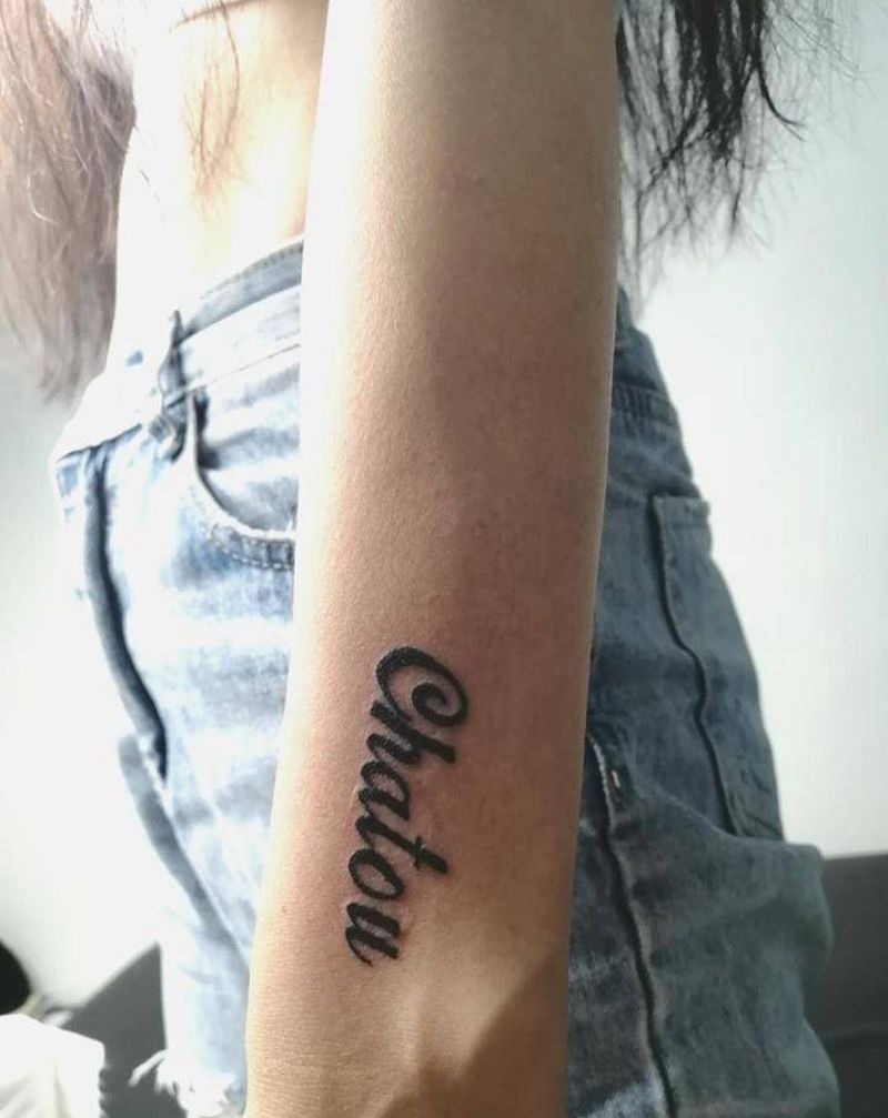 英文字母遮盖纹身图片_手臂花体字字母遮盖纹身图案