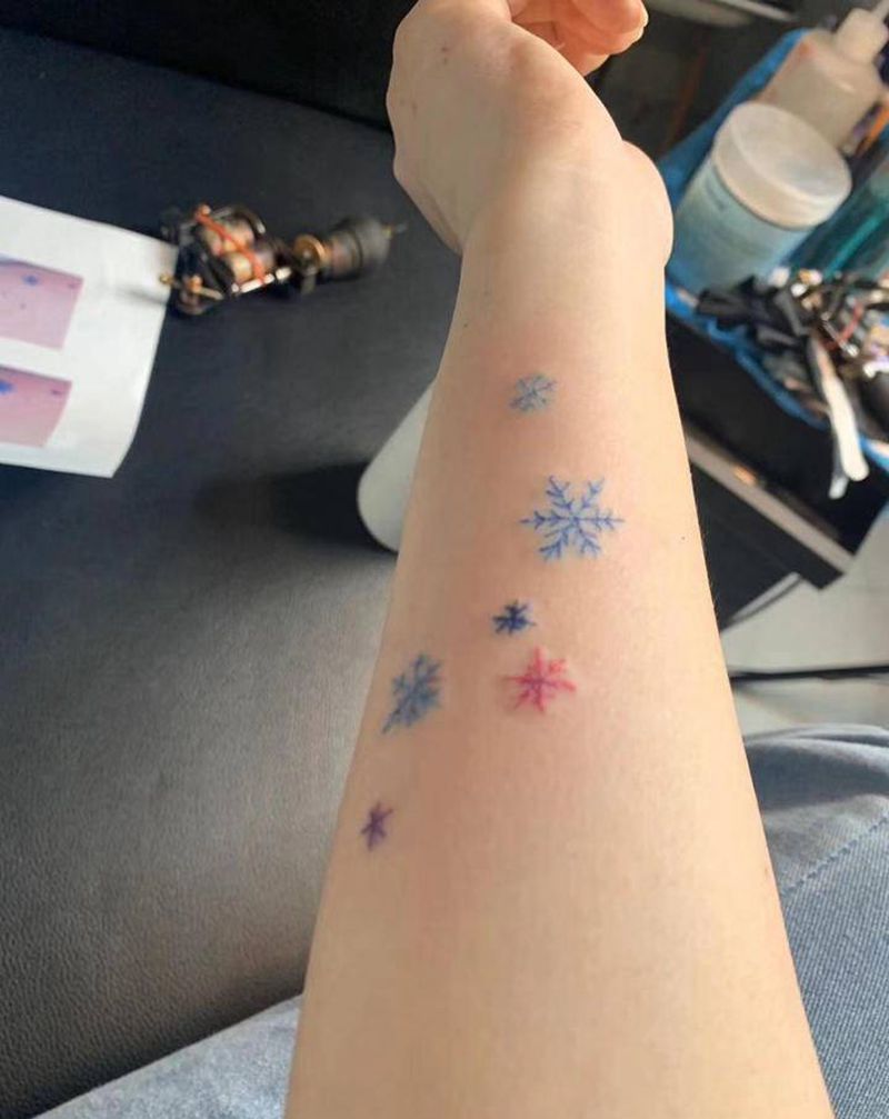 小清新纹身图片_手臂水彩雪花❄️纹身图案