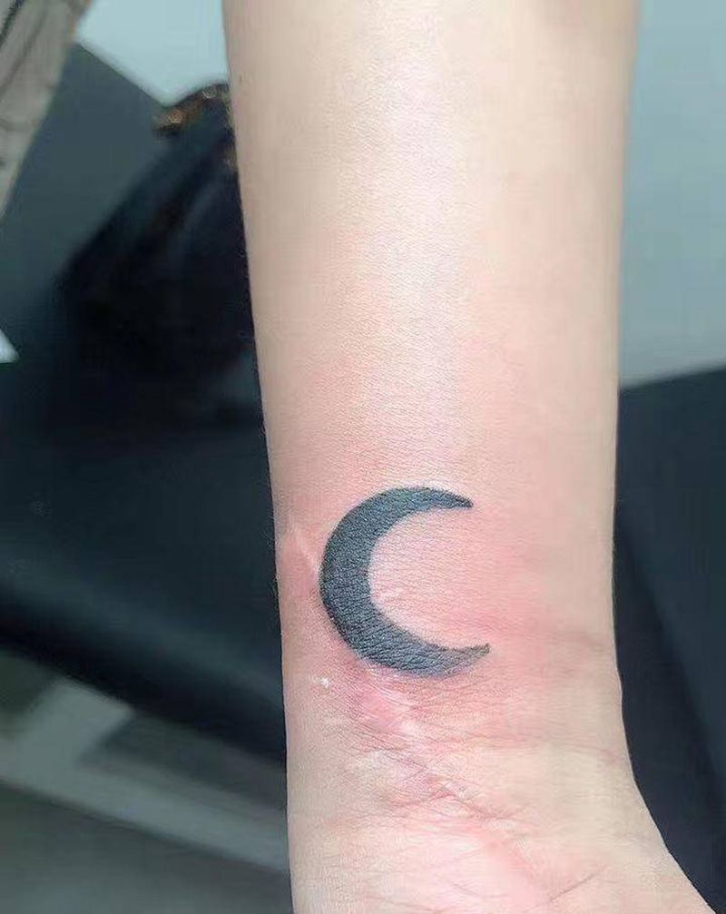 月亮遮盖纹身图片_手臂手部点刺月亮纹身图案
