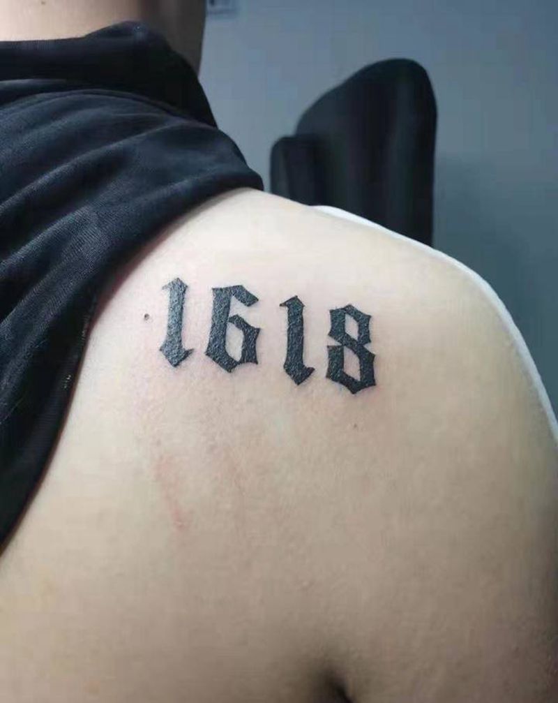 哥特数字纹身图片_背部花体字纹身图案