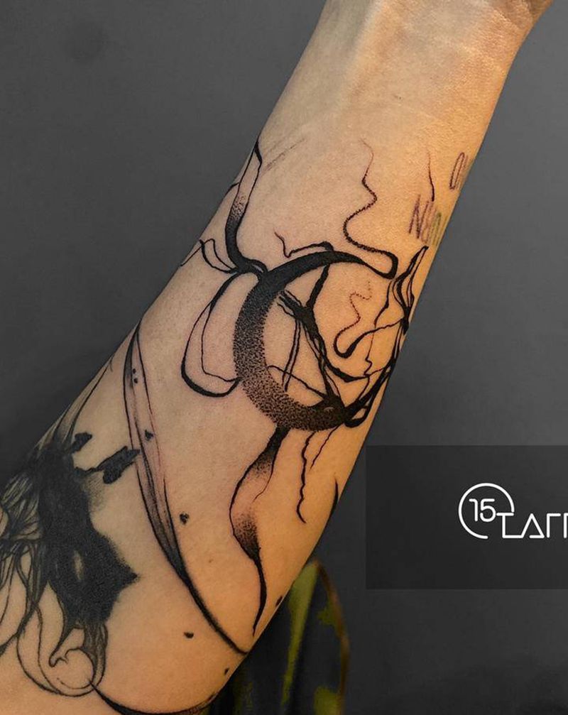 月纹身图片_手部点刺纹身图案