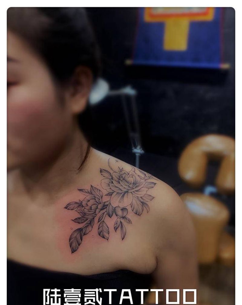 素花纹身图片_肩部胸部纹身图案