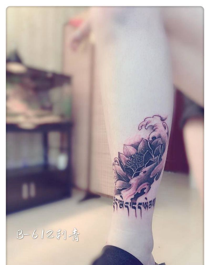 覆盖莲花纹身图片_腿部纹身图案