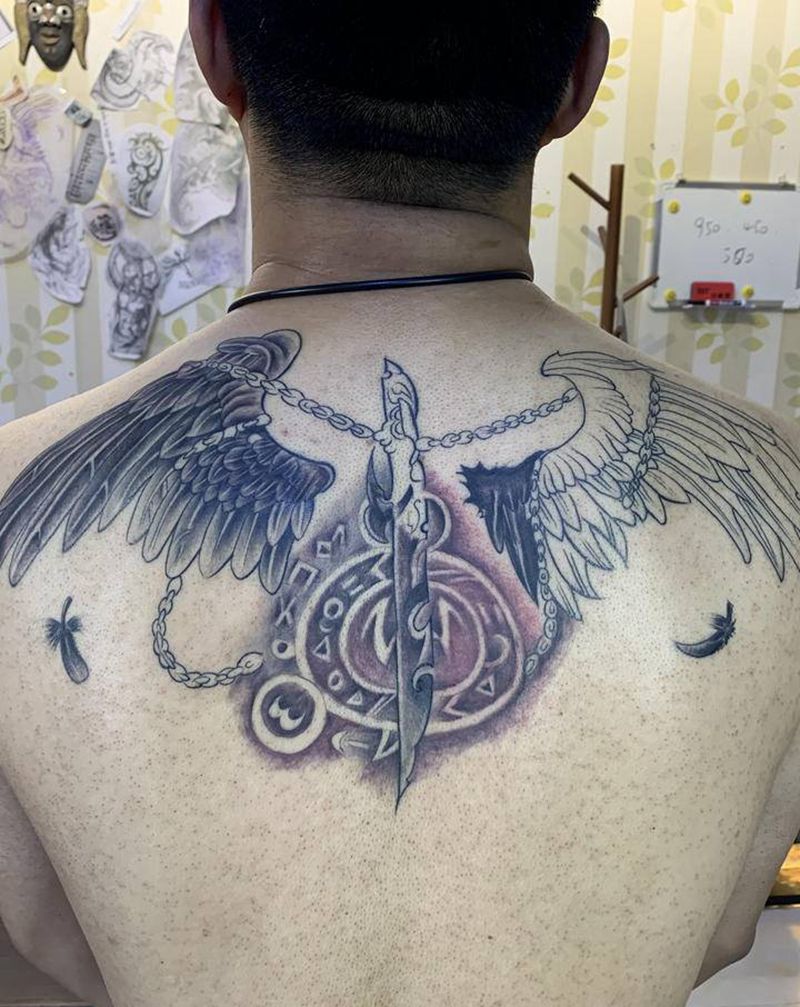 被扎懵逼的客人纹身图片_背部纹身图案