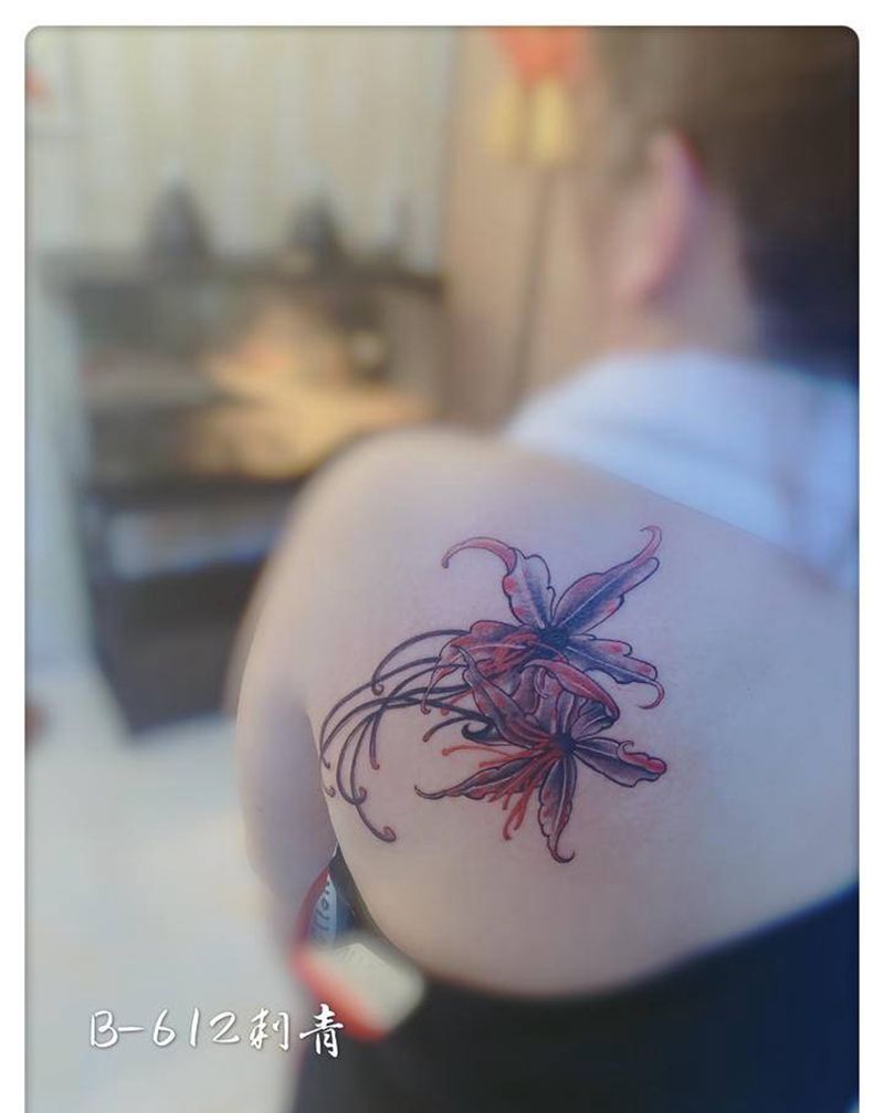 彼岸花纹身图片_背部纹身图案