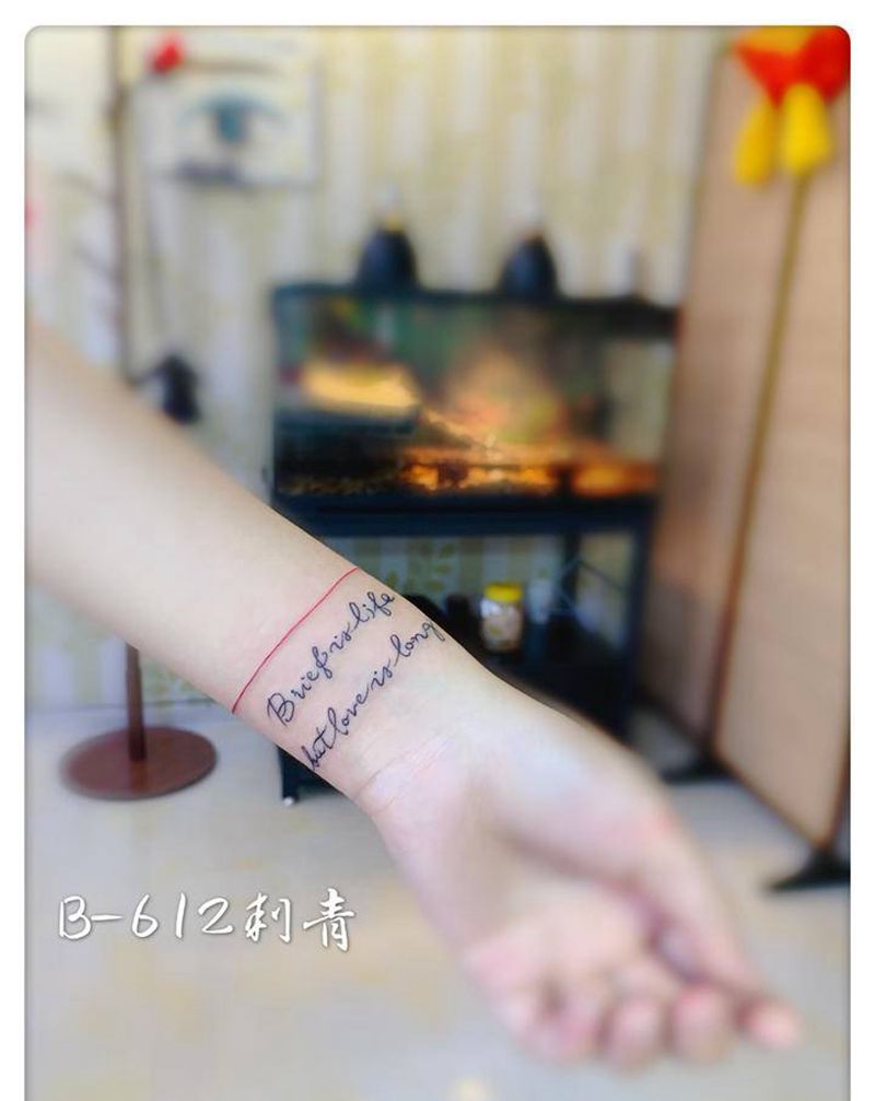 一些小字母纹身图片_颈部背部花体字纹身图案