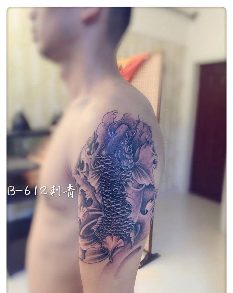 黑灰锦鲤覆盖纹身图片_手臂老传统纹身图案