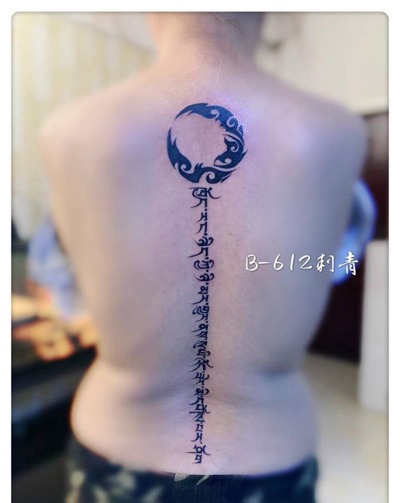 背部范文纹身图片_背部纹身图案