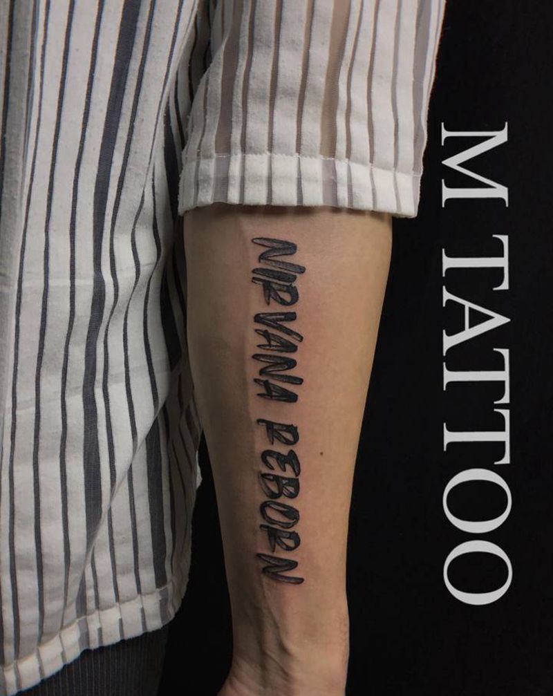 手臂字母纹身图片_手臂花体字字母纹身图案
