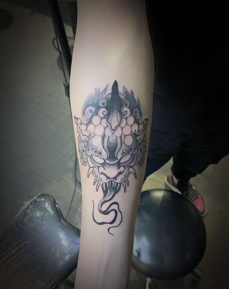 唐狮遮盖纹身图片_手臂点刺纹身图案