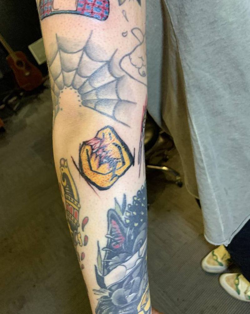 添加小图纹身图片_手臂Old School纹身图案