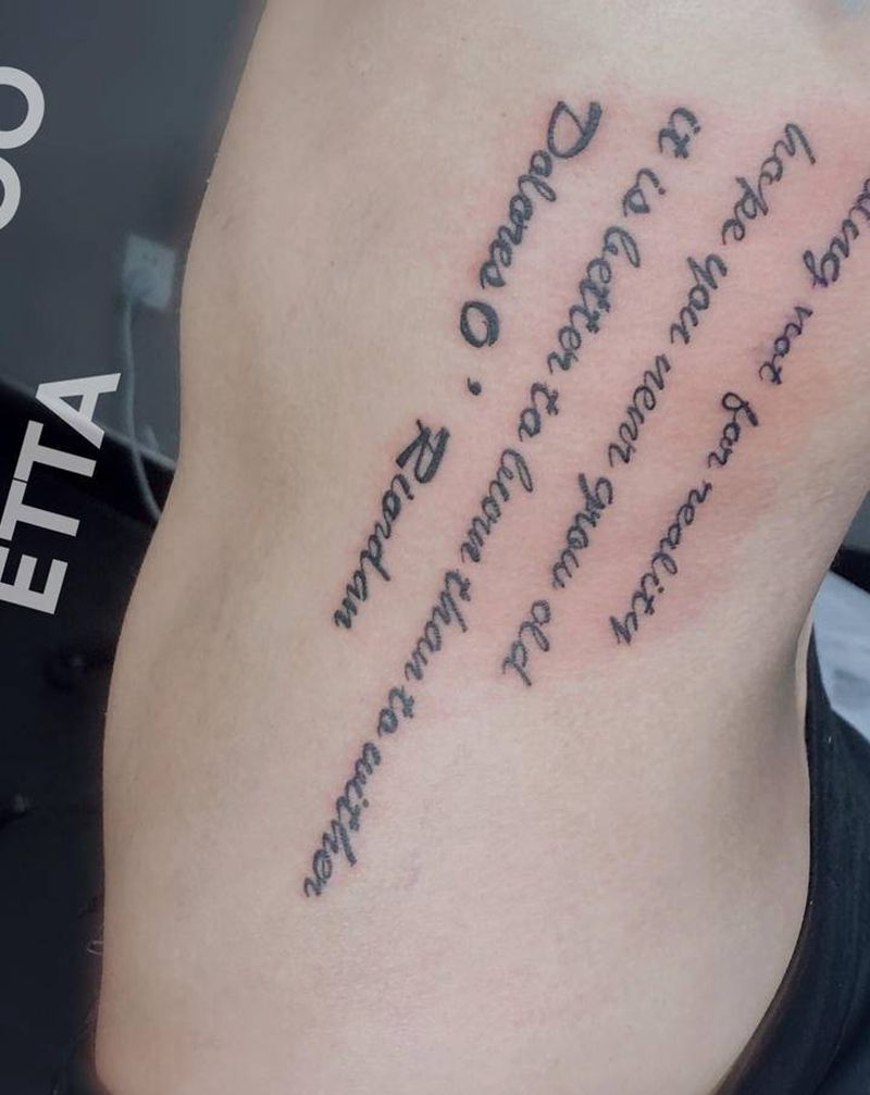 腰侧字母纹身纹身图片_腰部字母纹身图案