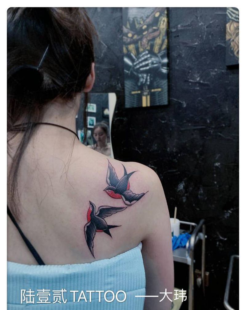 燕子纹身图片_背部纹身图案