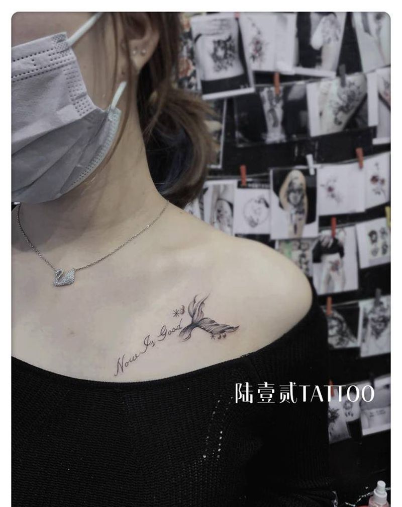 鱼尾字母纹身图片_胸部纹身图案