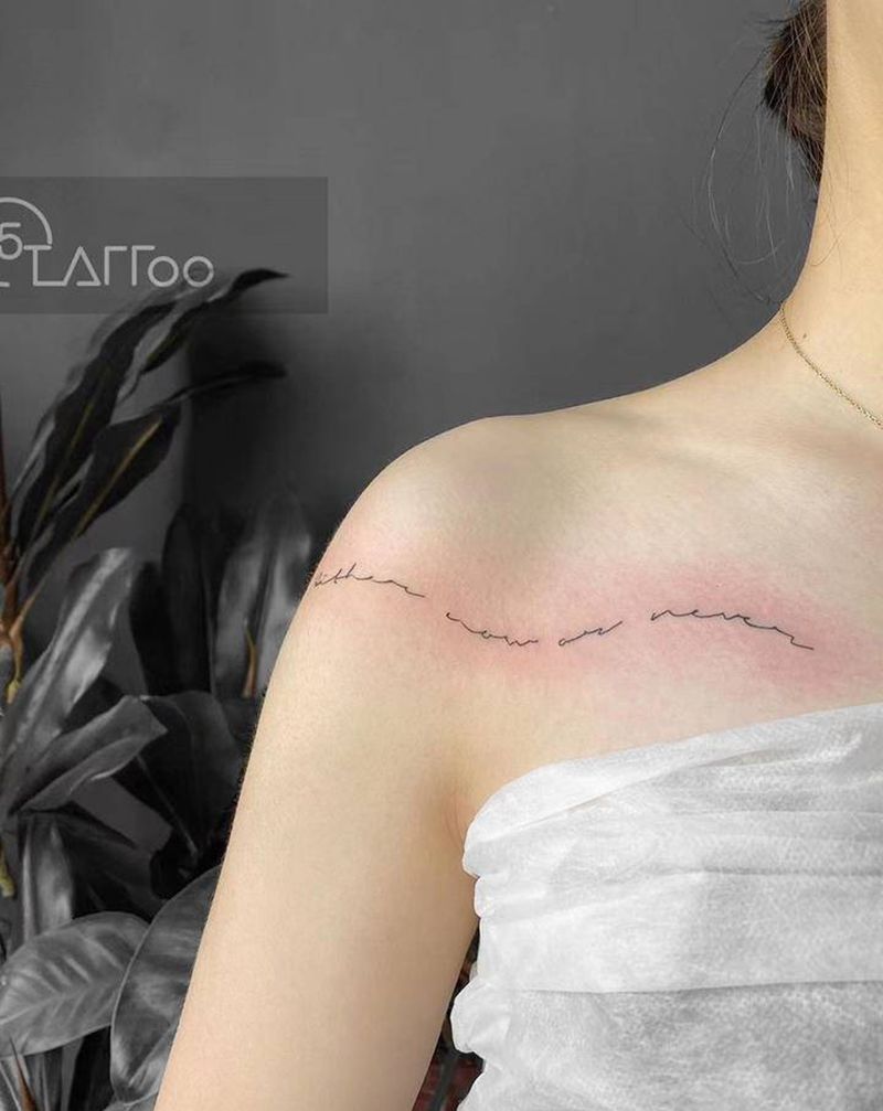 字母纹身图片_肩部字母纹身图案