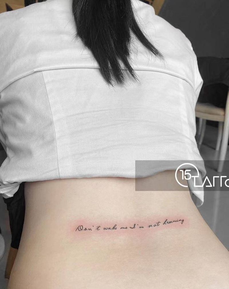 字母纹身图片_背部纹身图案