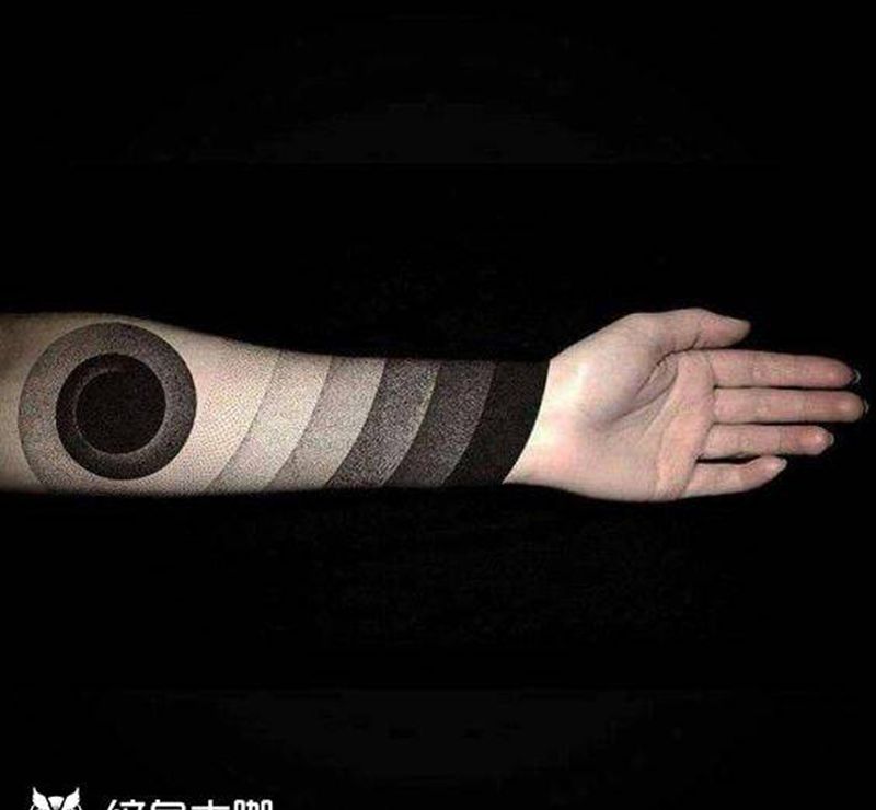 充满细节与变化的图腾纹身分享纹身图片_手臂图腾光与黑暗漩涡之门细节纹身图案